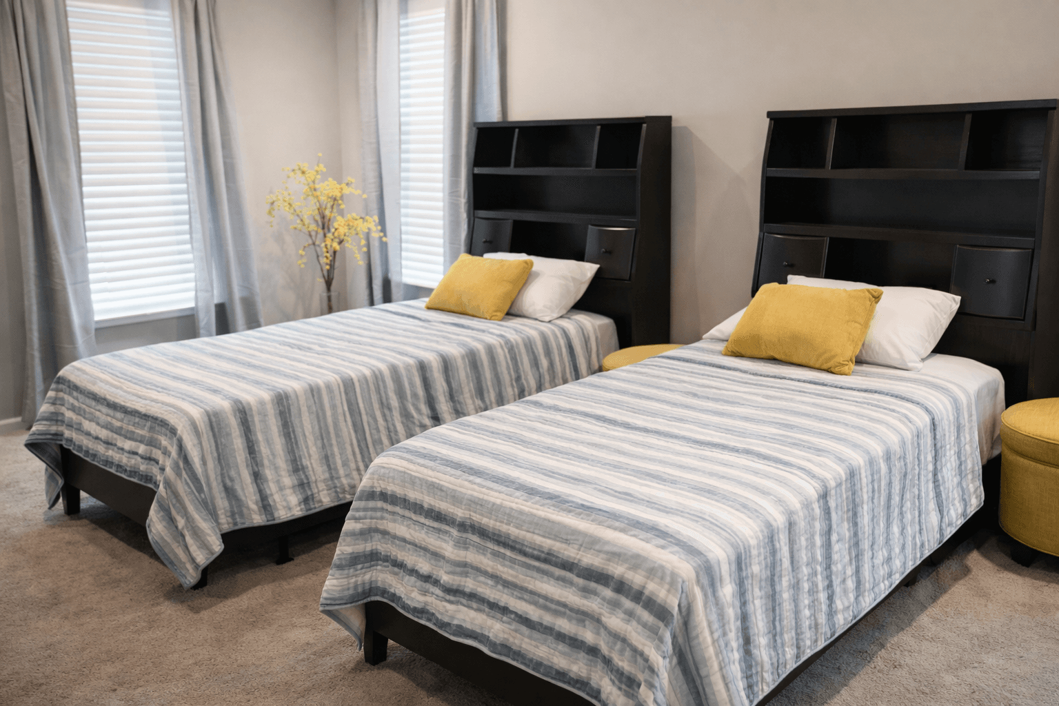 Bedroom with twin beds